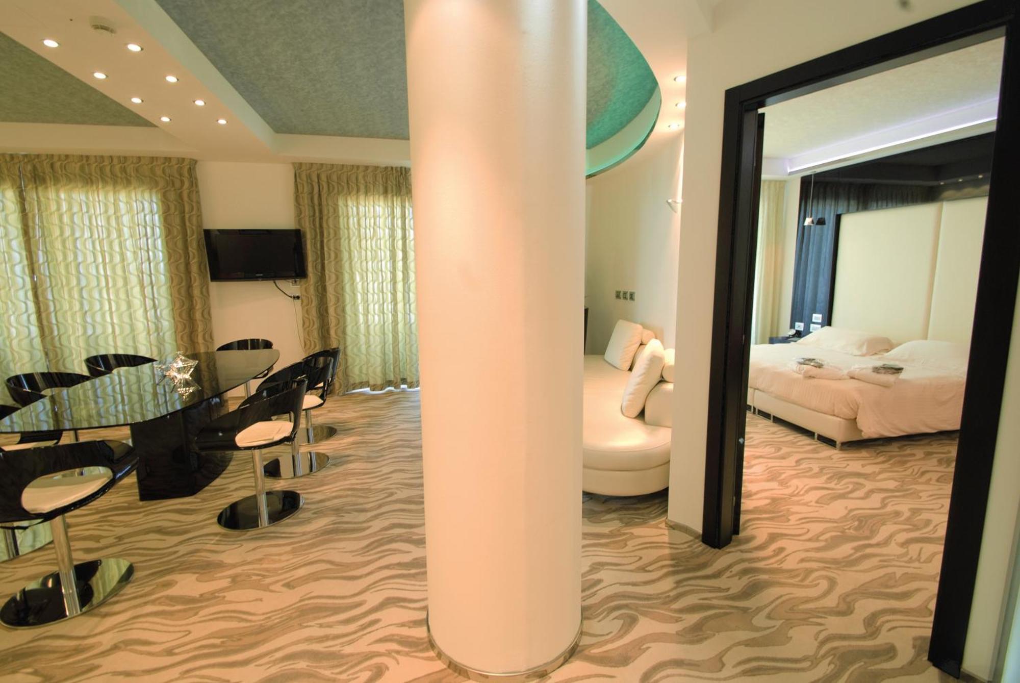 Hotel Premier & Suites - Premier Resort Milano Marittima Bagian luar foto