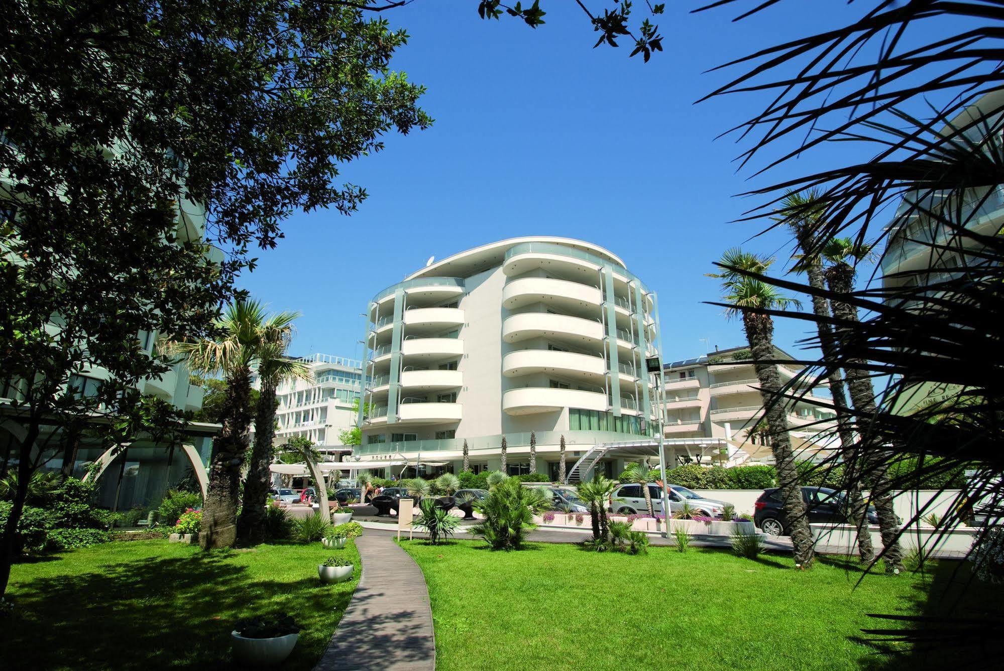 Hotel Premier & Suites - Premier Resort Milano Marittima Bagian luar foto